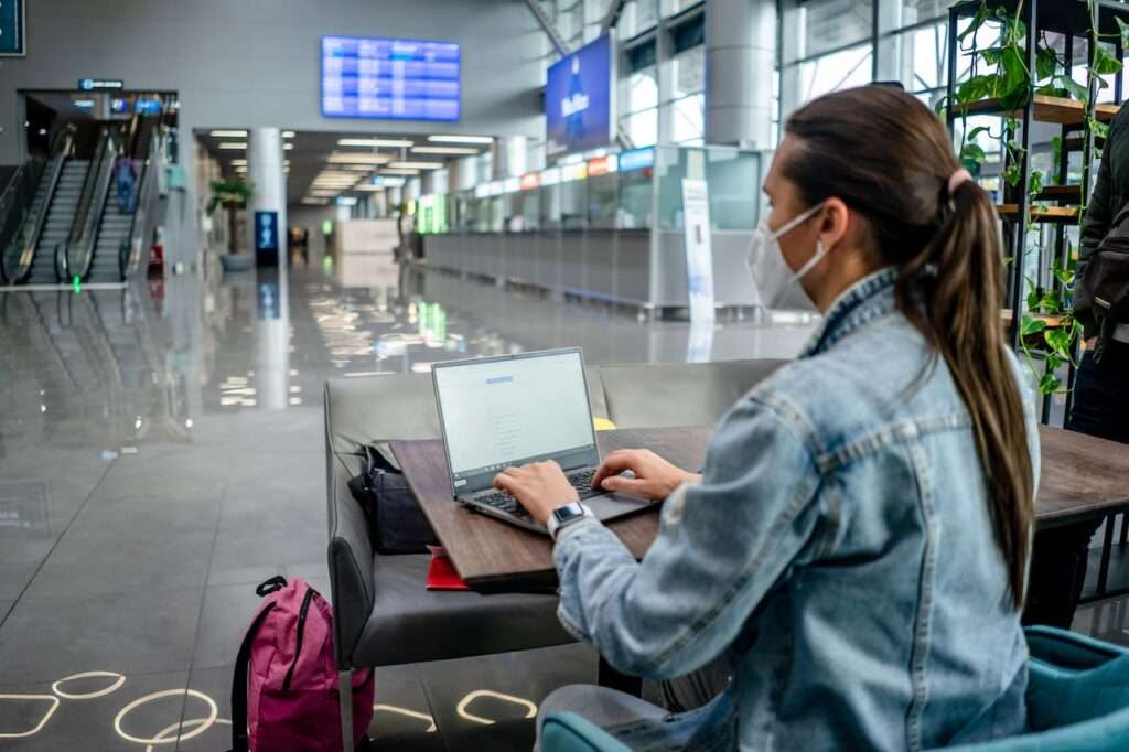 What are the dining options available at DEN airport?