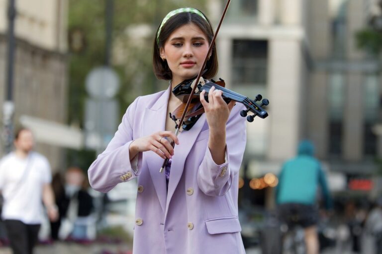 woman, young, busker