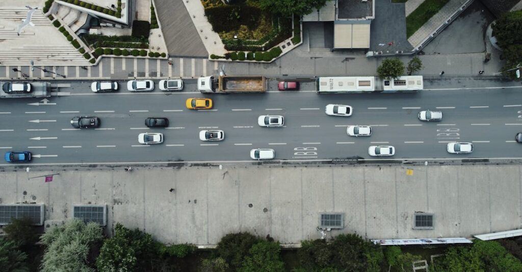 Aerial shot of cars and buses on a busy road in Istanbul, Türkiye.