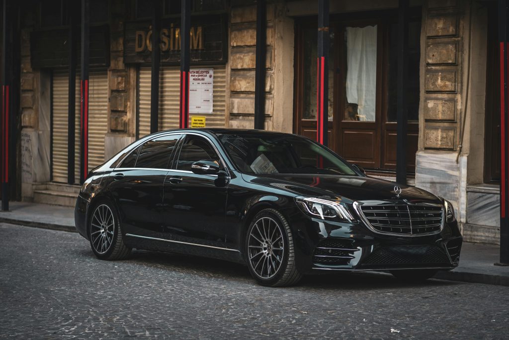 Reliable car service from Newark to JFK professional airport pickup with flight tracking
