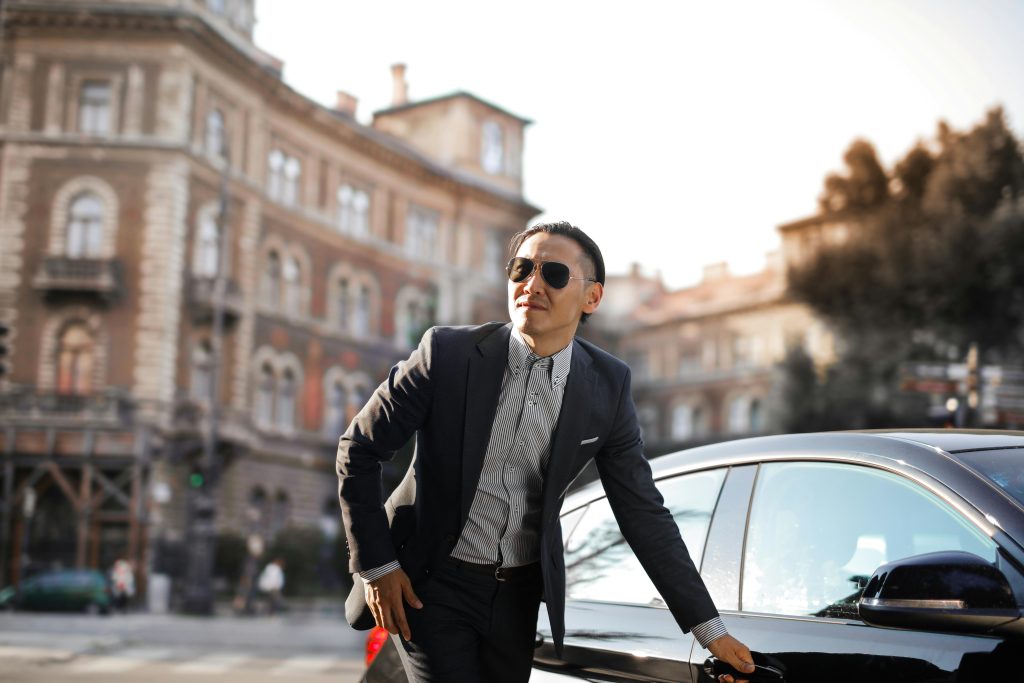 How Much Is A Town Car Service In Nyc Black Sedan At Jfk Airport Arrivals Curb With Luggage