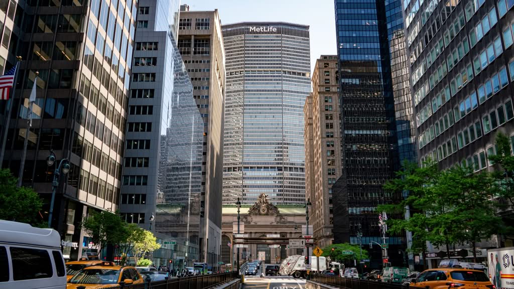 Manhattan To JFK Taxi Fare Reviews 2026: 5 Honest Findings 19 Dynamic view of Grand Central Terminal and MetLife Building in Manhattan, capturing urban life and architecture.